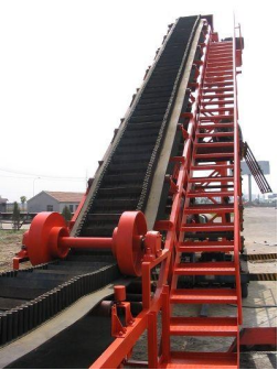 大傾角皮帶輸送(sòng)機結構特(tè)點 大傾角皮帶輸送機結構特點