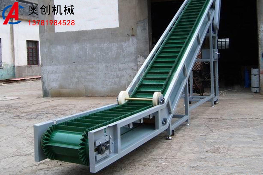大傾(qīng)角皮帶輸送機結構特點 大傾角皮帶輸送機結構特點
